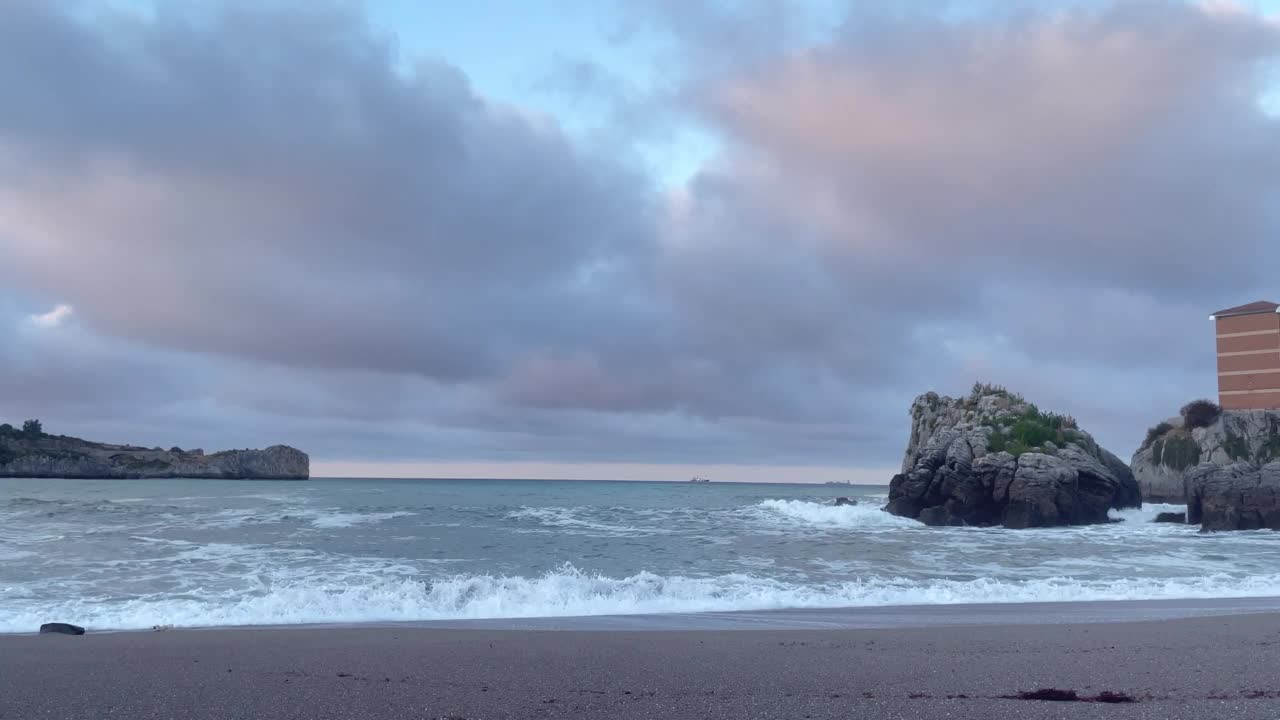 日落时海滩上的海浪视频素材