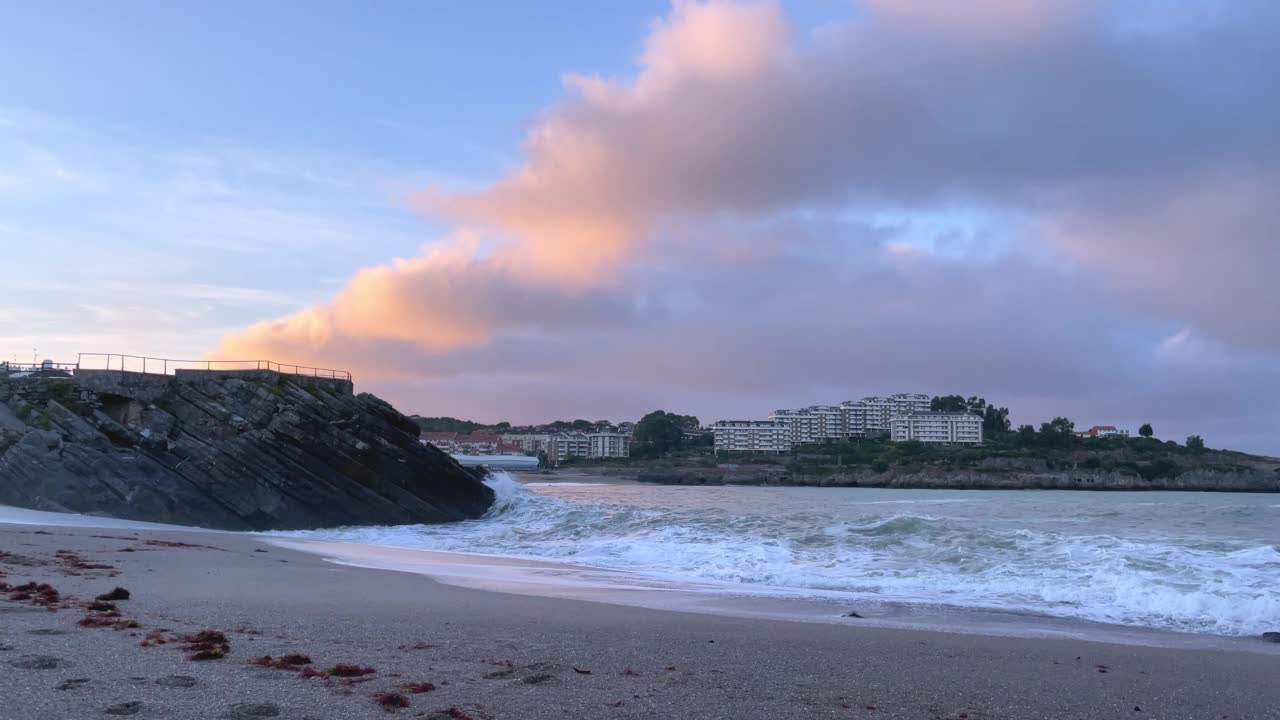 日落时海滩上的海浪视频素材