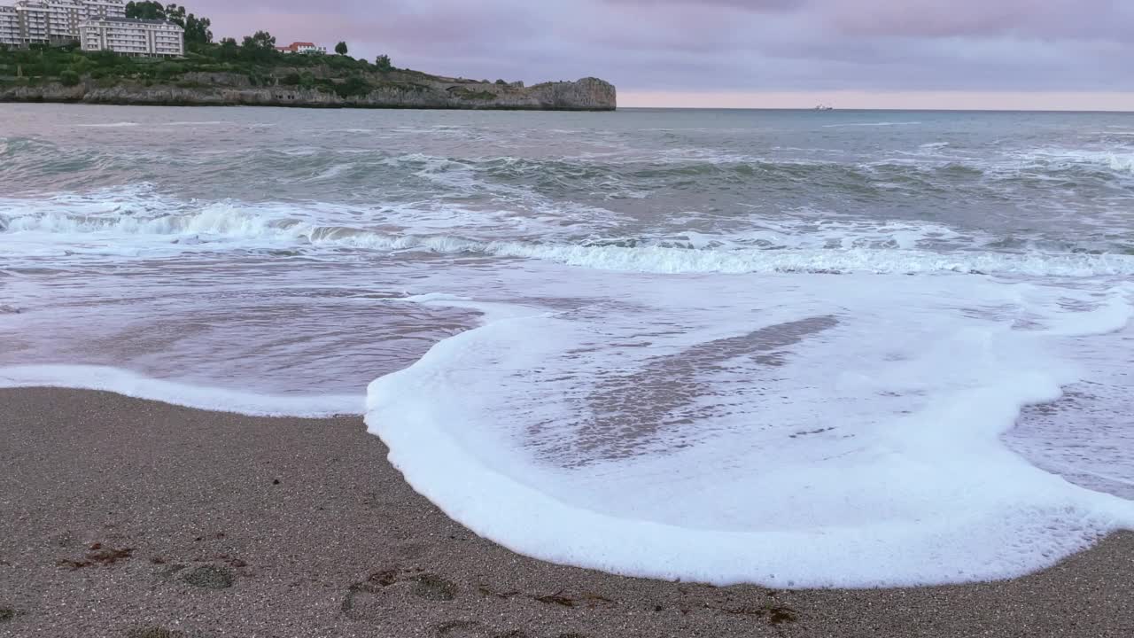 日落时海滩上的海浪视频素材