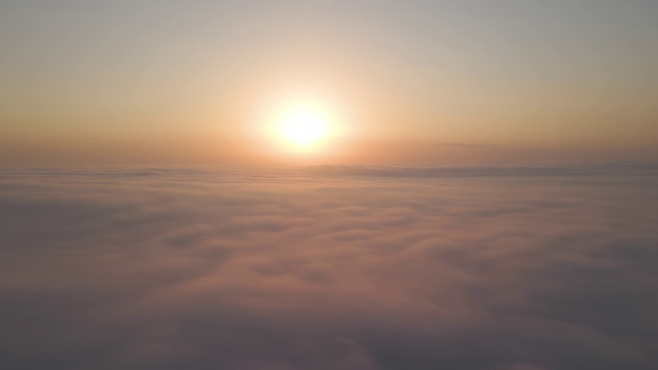 高空从飞机窗口鸟瞰图，浓密的浮肿的积云在傍晚飞行视频素材