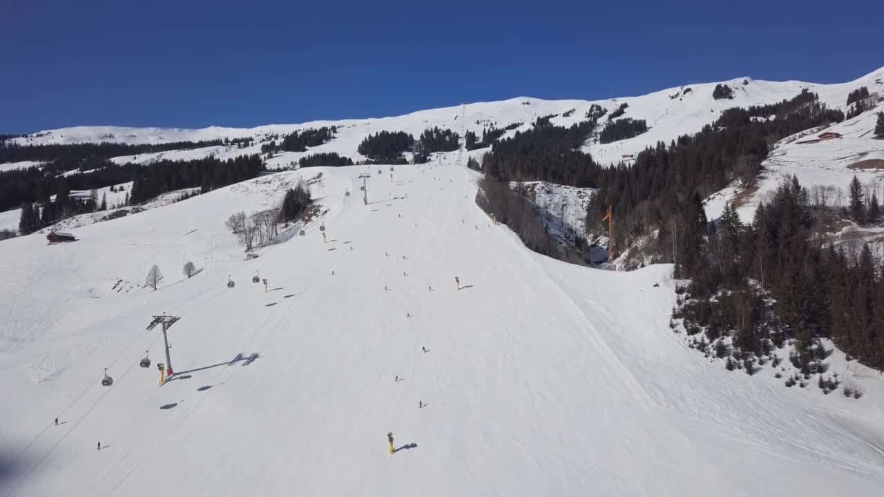 在奥地利萨尔茨堡的萨尔巴奇-辛特格勒姆滑雪场上滑雪者的鸟瞰图。视频素材