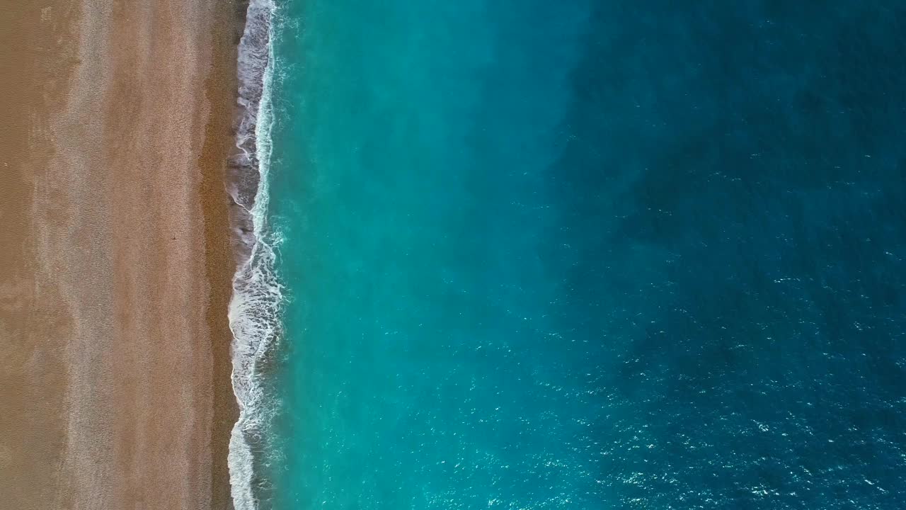 蔚蓝大海的鸟瞰图和海浪的声音视频素材