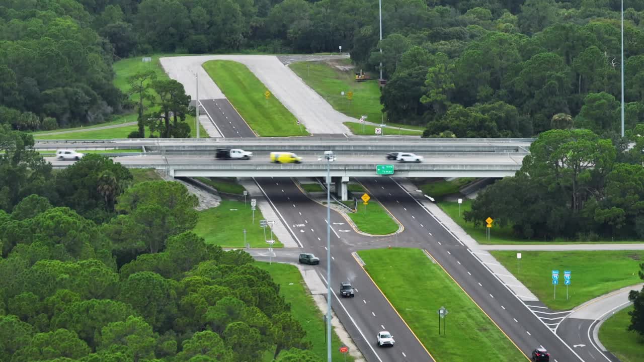 鸟瞰图，高速公路上有移动的交通车辆和卡车视频素材