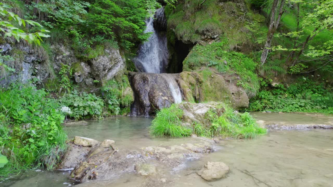 山涧与瀑布及周边风景优美，航拍视频素材