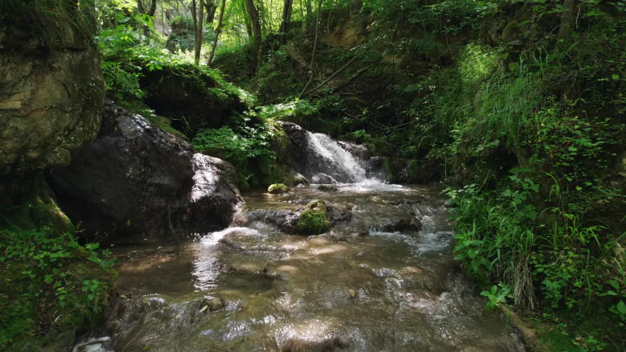 山涧与瀑布及周边风景优美，航拍视频素材