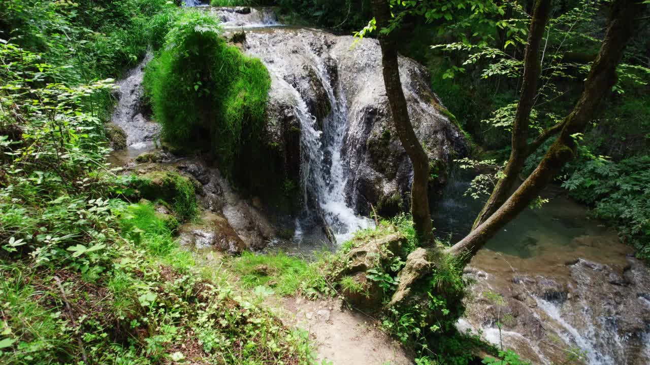 山涧与瀑布及周边风景优美，航拍视频素材