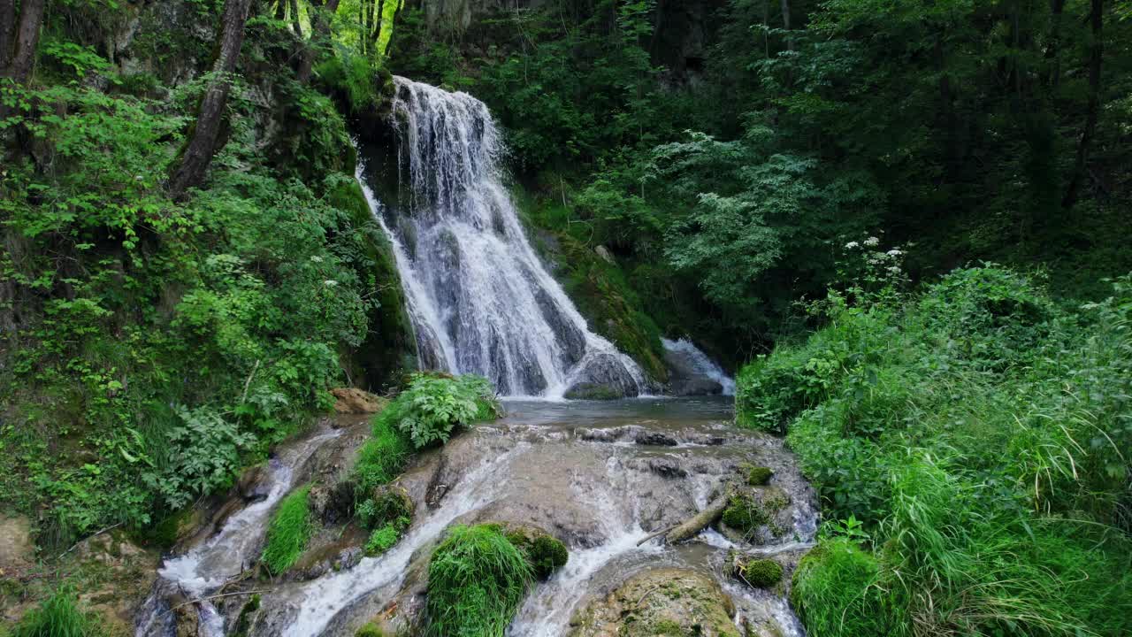 山涧与瀑布及周边风景优美，航拍视频素材