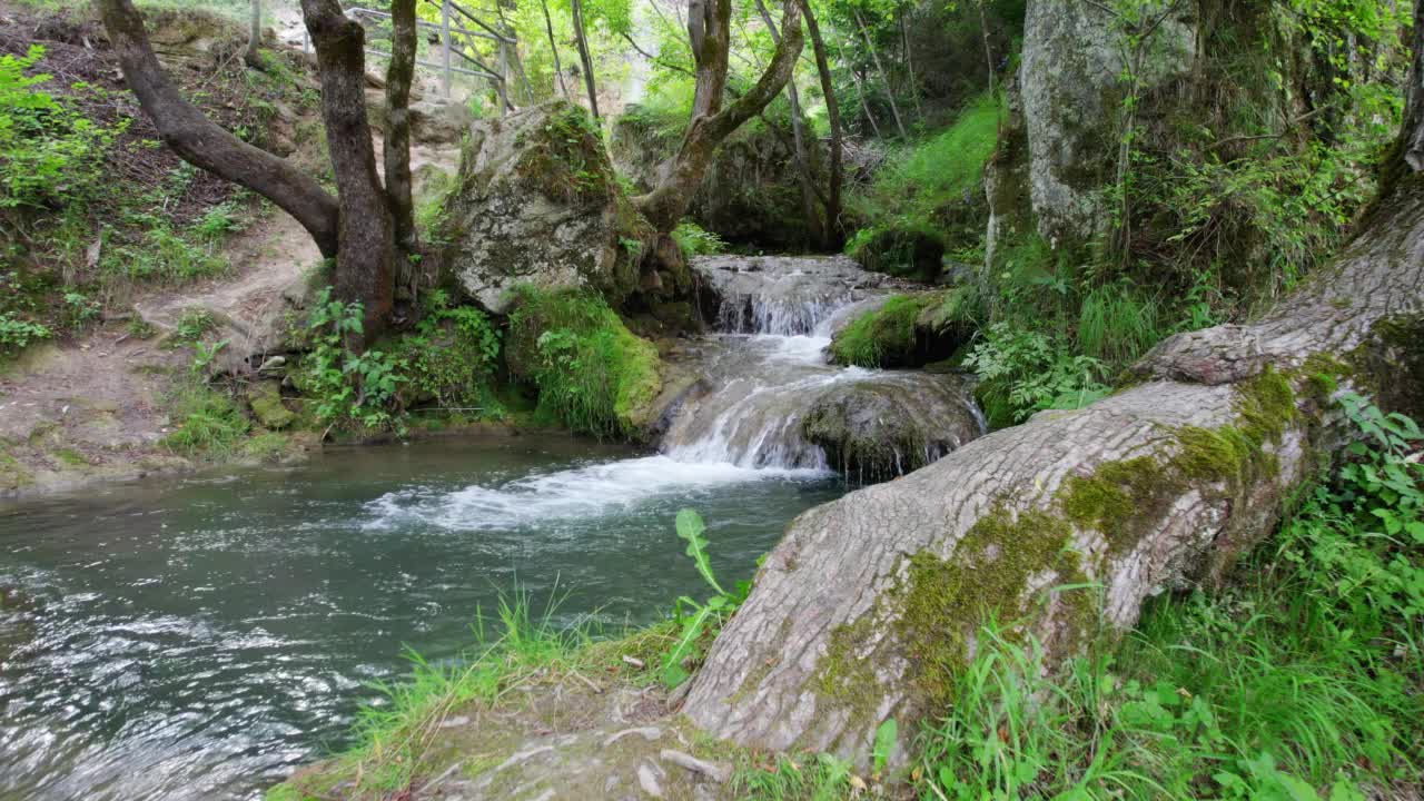 山涧与瀑布及周边风景优美，航拍视频素材