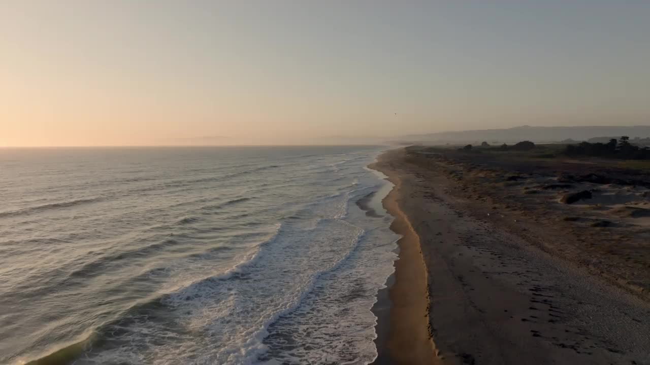 日落时太平洋海岸线的鸟瞰图。加州北部。视频素材