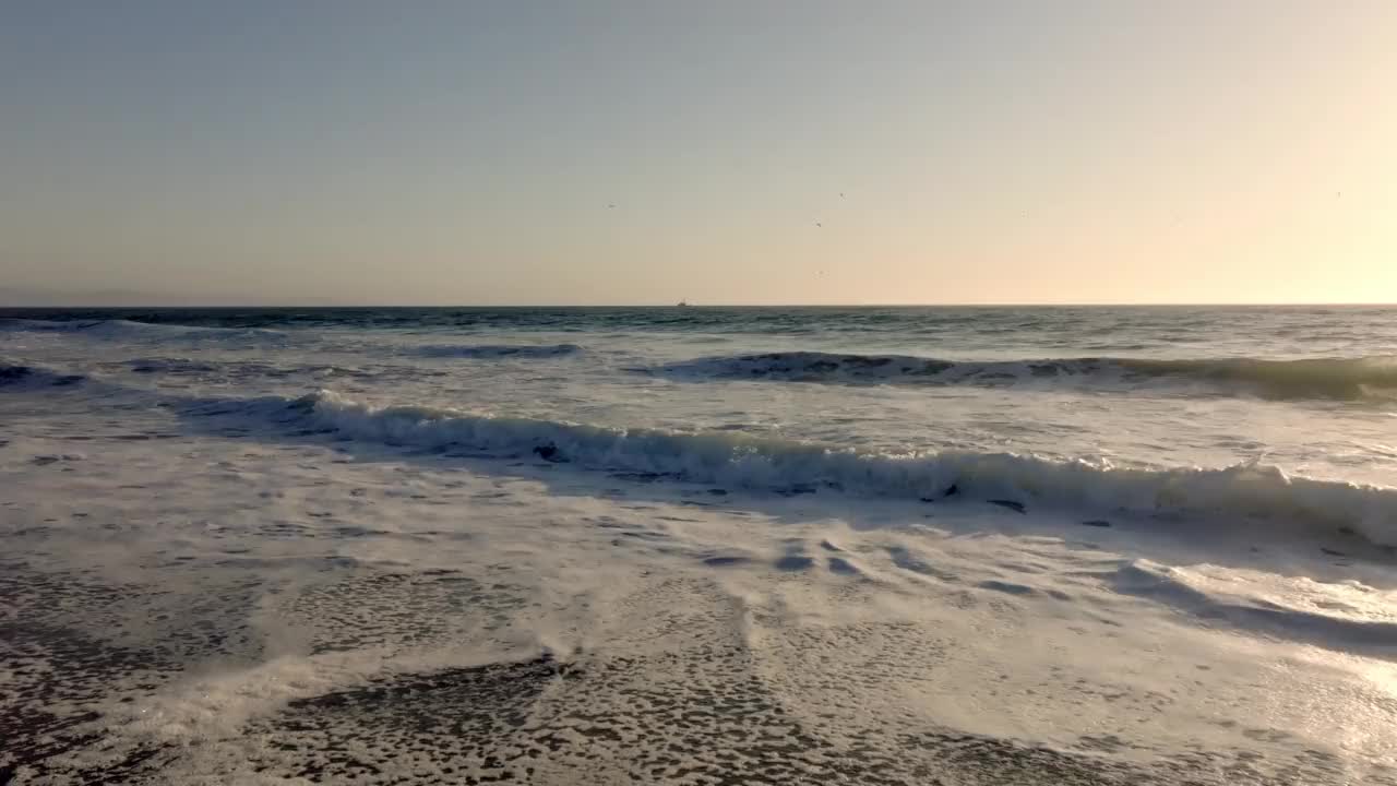 日落时太平洋海岸线的鸟瞰图。加州北部。视频素材