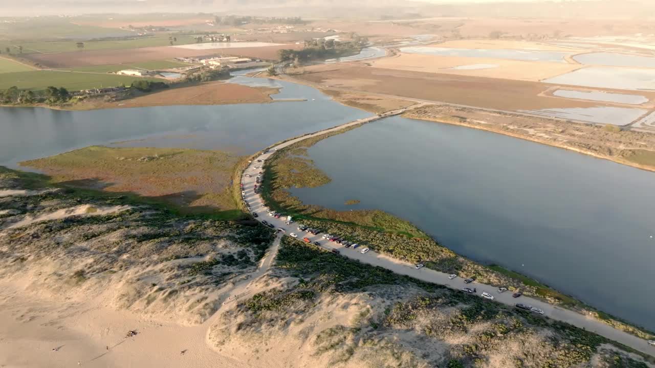 日落时太平洋海岸线的鸟瞰图。加州北部。视频素材