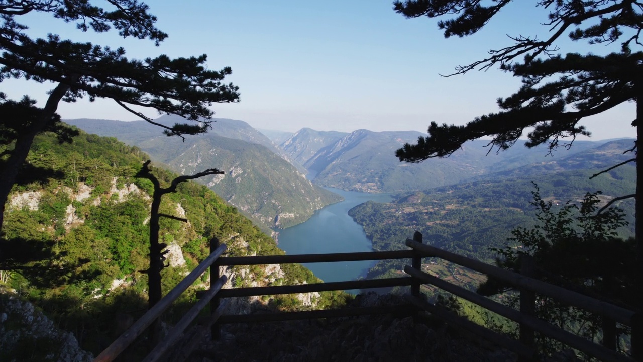 从珀鲁亚克湖和山上的高岩石上看视频素材