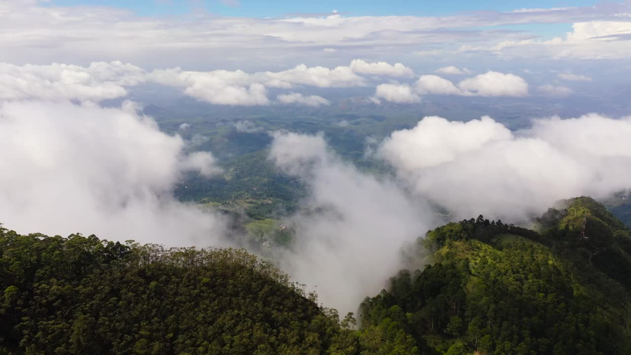 热带山脉和带有雨林的山坡鸟瞰图。视频素材