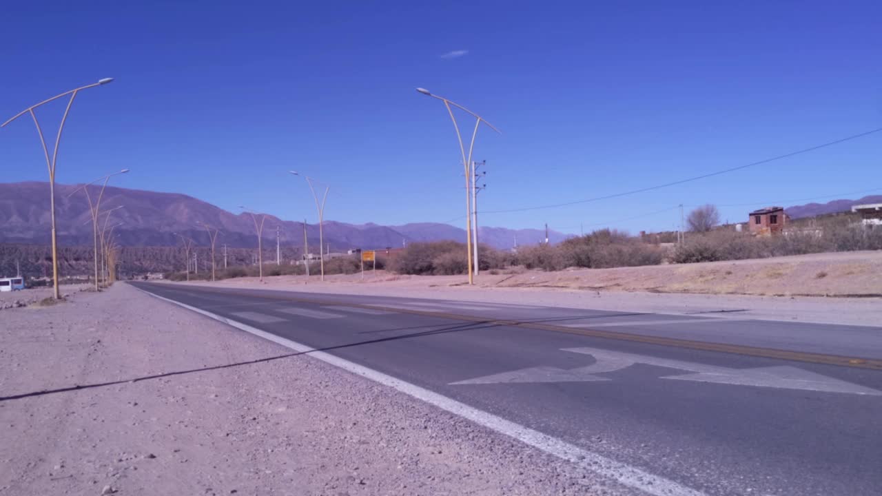 在阿根廷Jujuy省的胡马瓦卡山谷，通往胡马瓦卡市入口的道路上的自卸卡车。视频素材