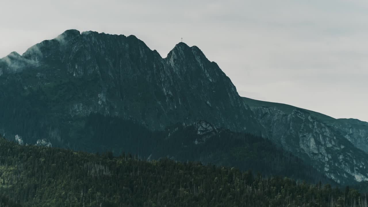 被滚动的雨云覆盖的延时山脉。波兰塔特拉山脉的基伊托特峰。多云的夏日。雄伟的岩石高地和小山覆盖着绿色的松树林视频素材