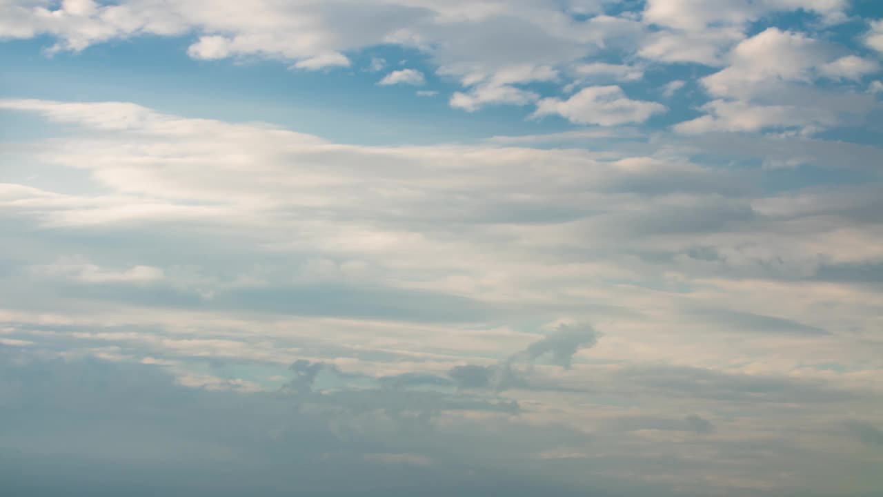 蓬松的白云在时间推移中快速移动。晴朗的天气，多云的天空背景。时间流逝的美丽的云在蓝天前雨风暴，完美的背景为您的标题文本或标识视频素材