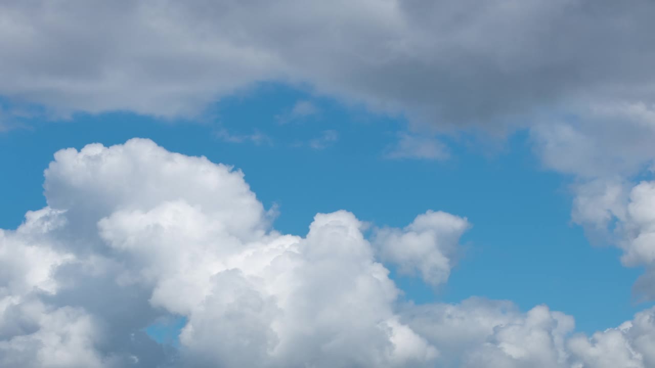 蓬松的白云在时间推移中快速移动。日光，云天背景。时光流逝，美丽的云在天空中变换，云景，云在头顶视频素材