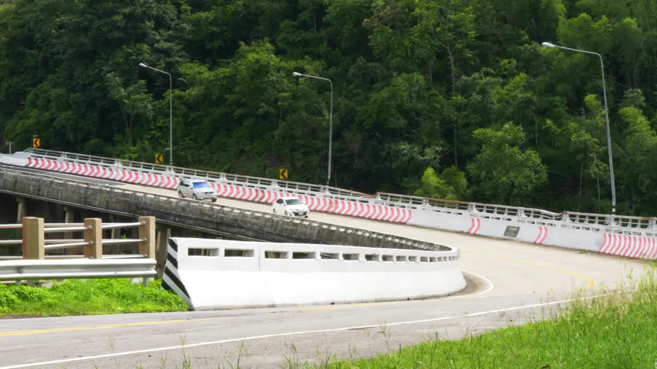 这条路在森林中弯弯曲曲地下山。视频素材