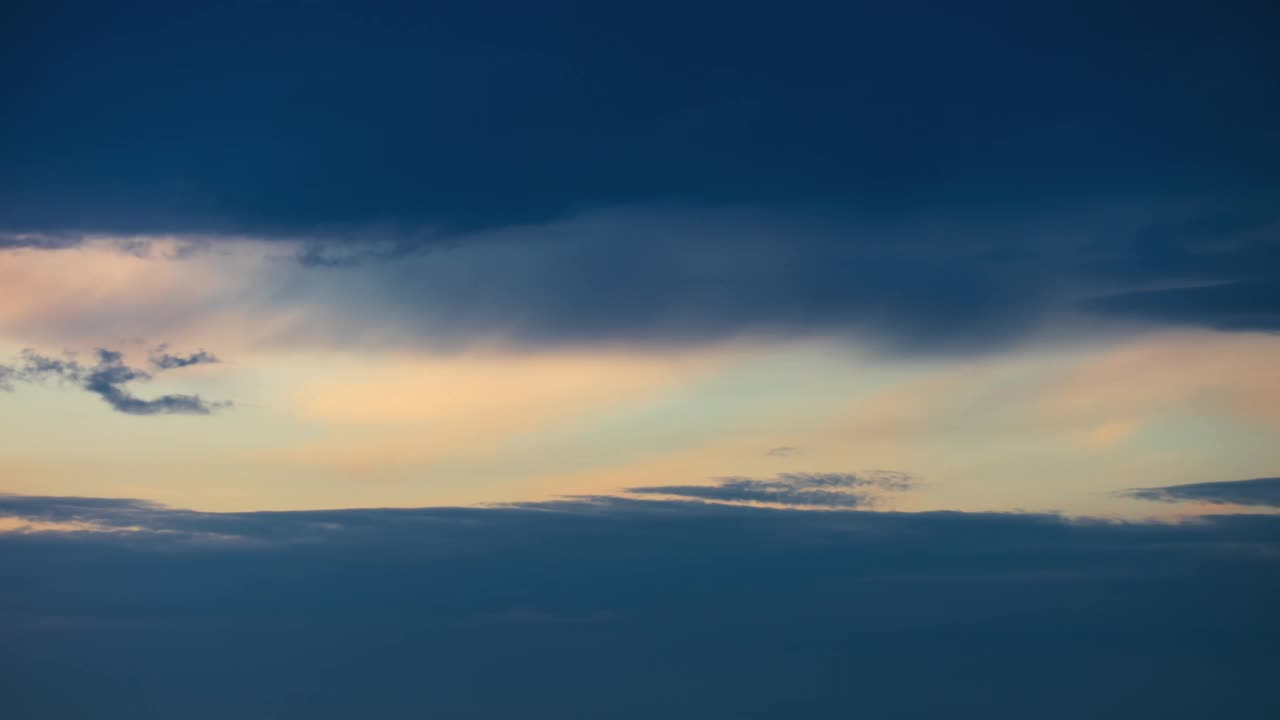 彩色的云在时间推移中快速移动。田园诗般的云天背景。时间流逝，美丽的云在傍晚的阳光下，日落，雨云在暴风雨前视频素材