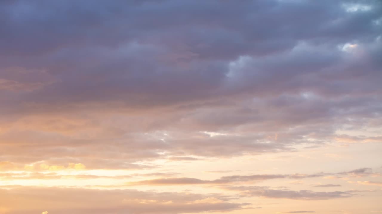 彩色的云在时间推移中快速移动。田园诗般的云天背景。时间流逝，美丽的云在傍晚的阳光下，日落，五彩斑斓的云在移动视频素材