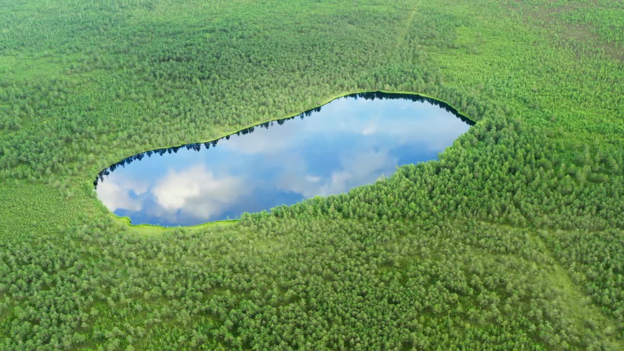 空中眼形湖，水面上有蓝天和云的倒影。原始自然，国家公园。湖面上的沼泽地区从上面看，无人机在令人难以置信的景观高空飞行视频素材