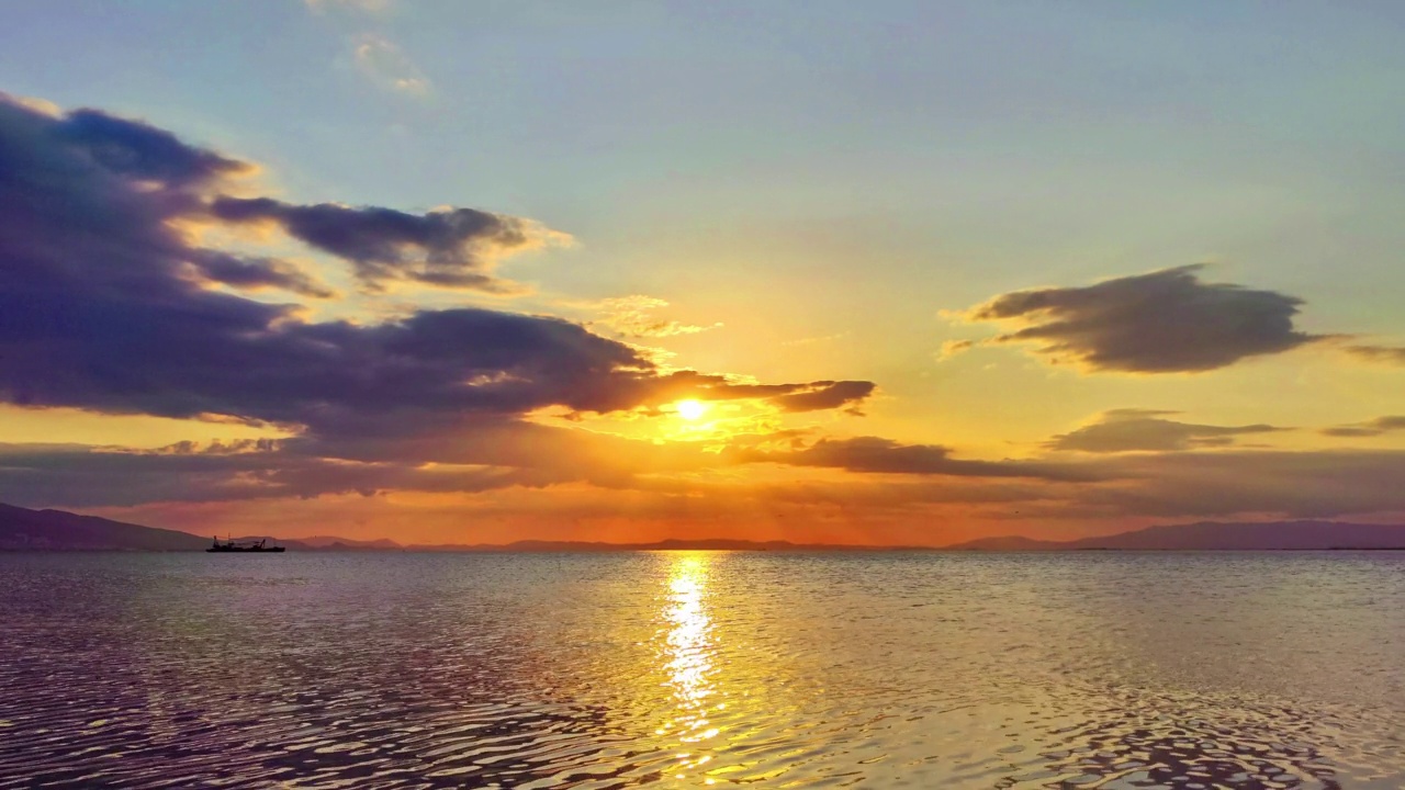 秋天海岛海滩上的海洋日落视频素材