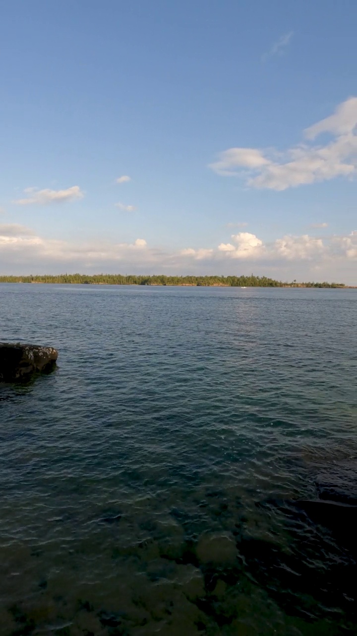 从皇家岛国家公园的海岸欣赏苏必利尔湖的壮观景色视频素材