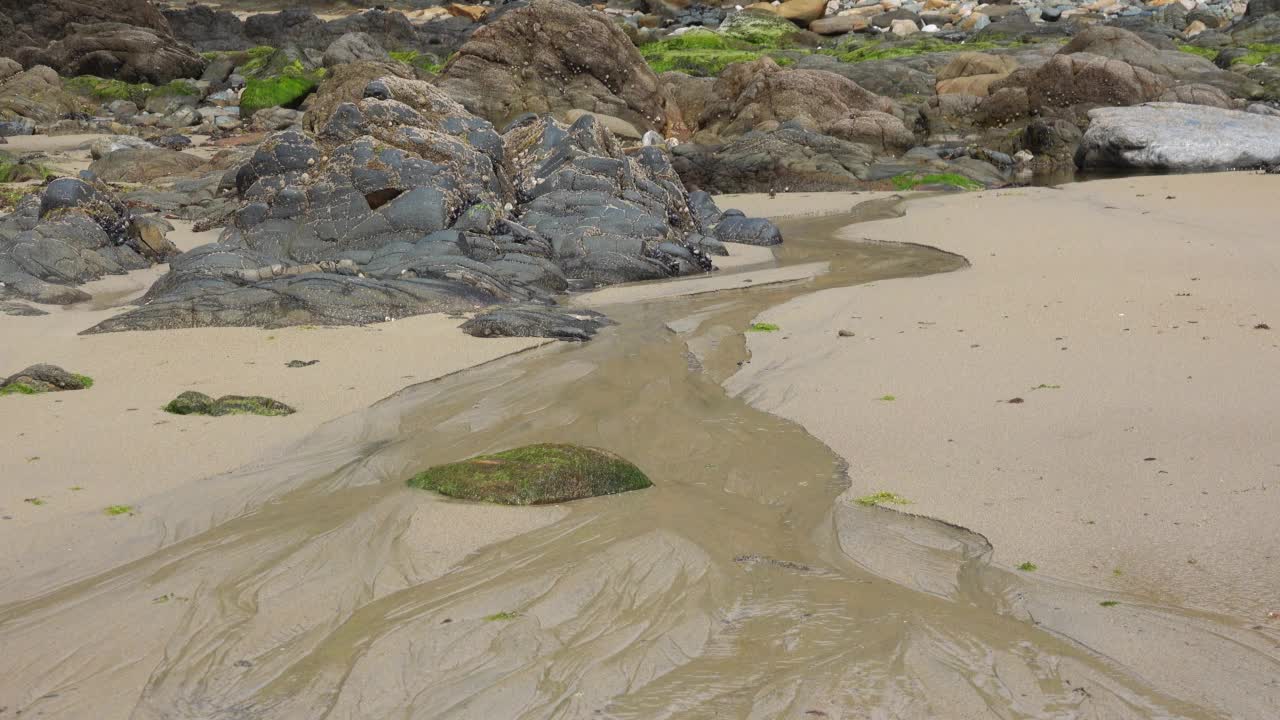 退潮时流入海洋的水流视频素材