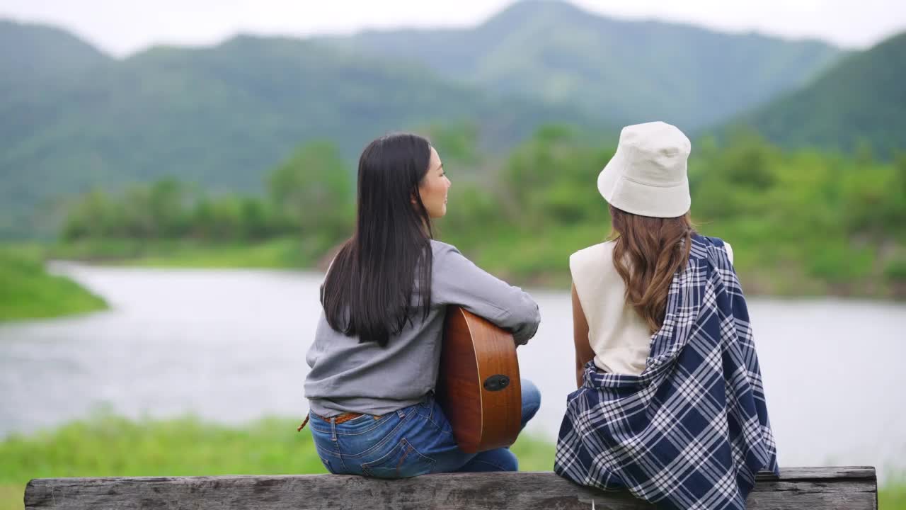 4K迷人的亚洲女性朋友一起在暑假露营。视频素材