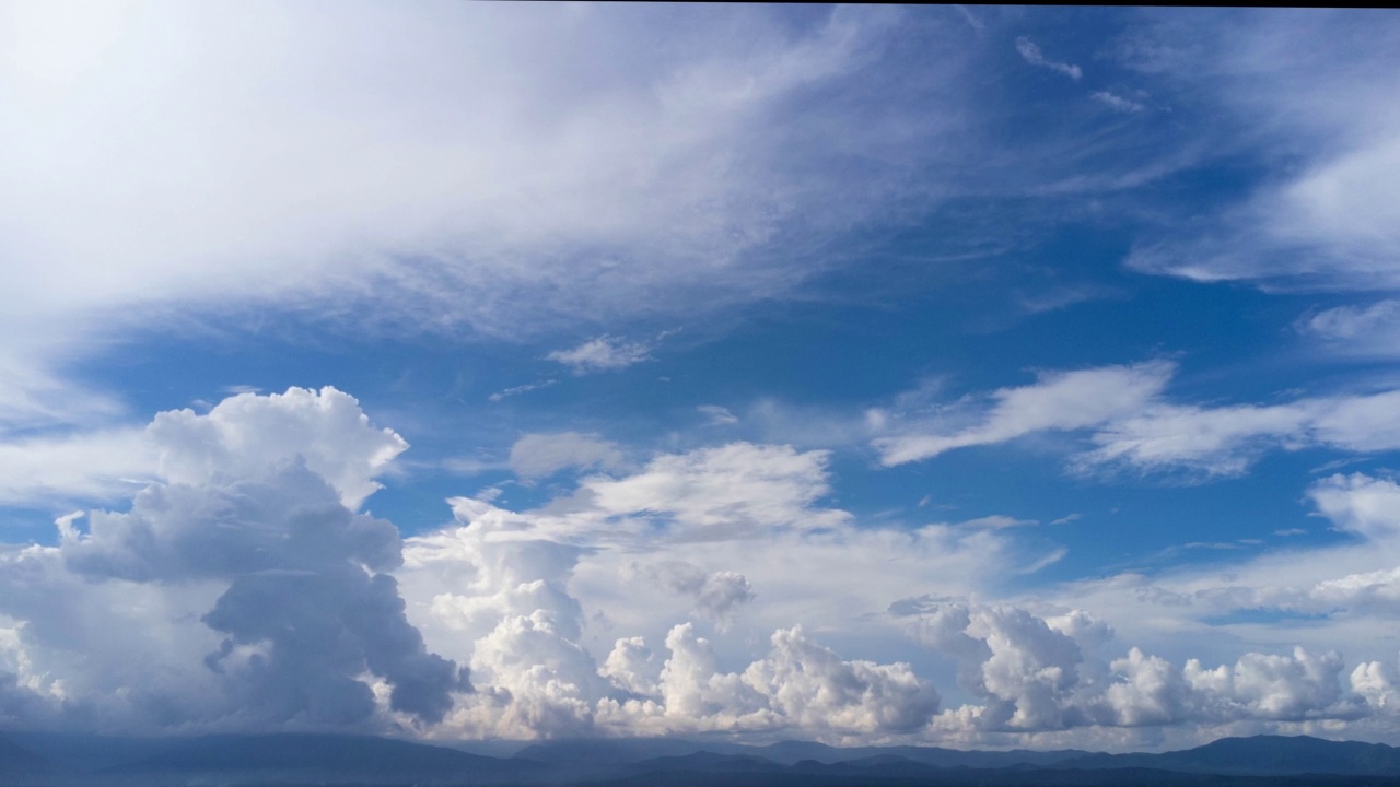 空中鸟瞰图，美丽的天空与云和太阳在一个夏天的一天。时光流逝，蓝天上的云朵，阳光穿过白云。天空自然背景。视频素材