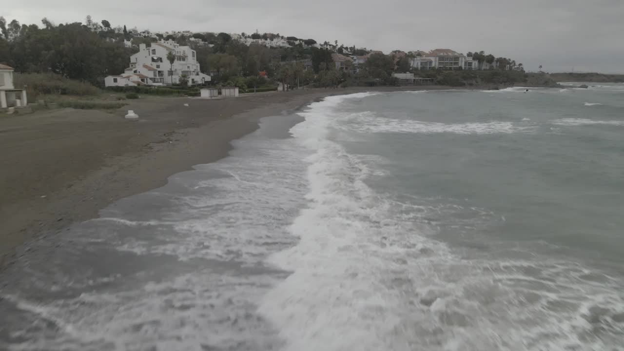 在一个阴沉的日子里，航拍马拉加海岸线上的巨浪视频素材