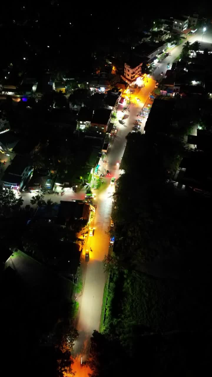 夜间行驶在道路上的汽车的鸟瞰时间圈视频素材