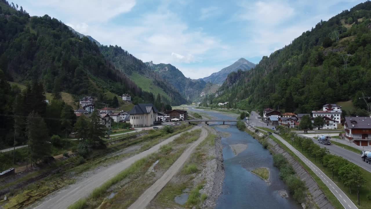 无人机拍摄的意大利Dolomites阿勒格河附近山谷中的河流，被群山环绕视频素材