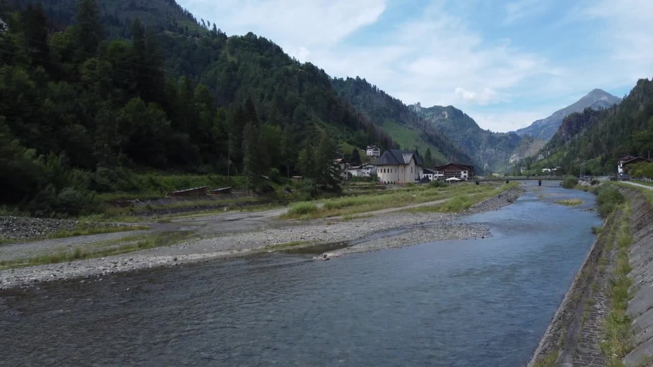 无人机拍摄的意大利Dolomites阿勒格河附近山谷中的河流，被群山环绕视频素材