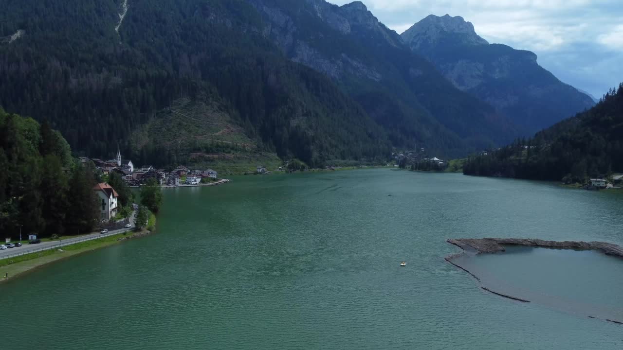 无人机拍摄的阿勒格湖，周围的建筑和意大利Dolomites郁郁葱葱的绿色自然视频素材