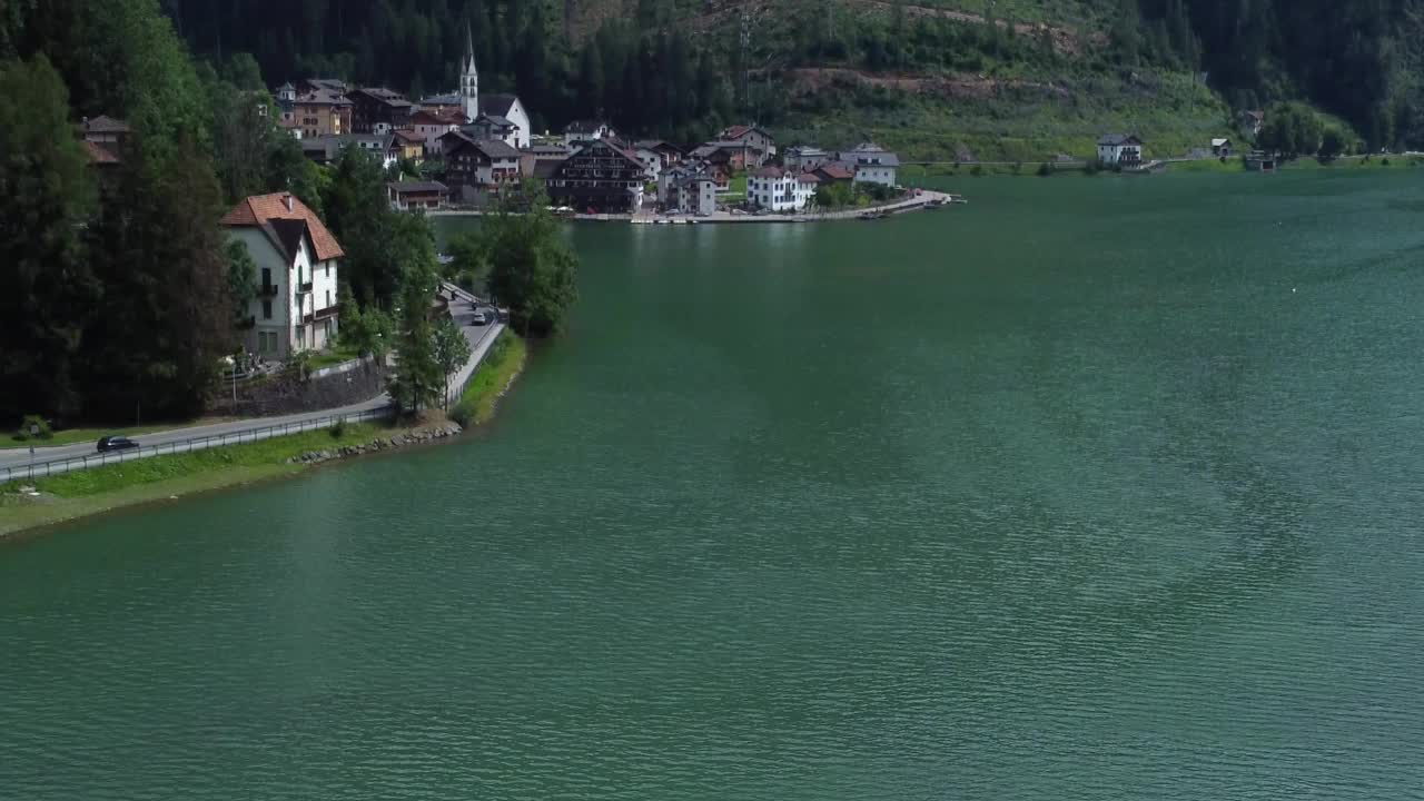 无人机拍摄的阿勒格湖，周围的建筑和意大利Dolomites郁郁葱葱的绿色自然视频素材