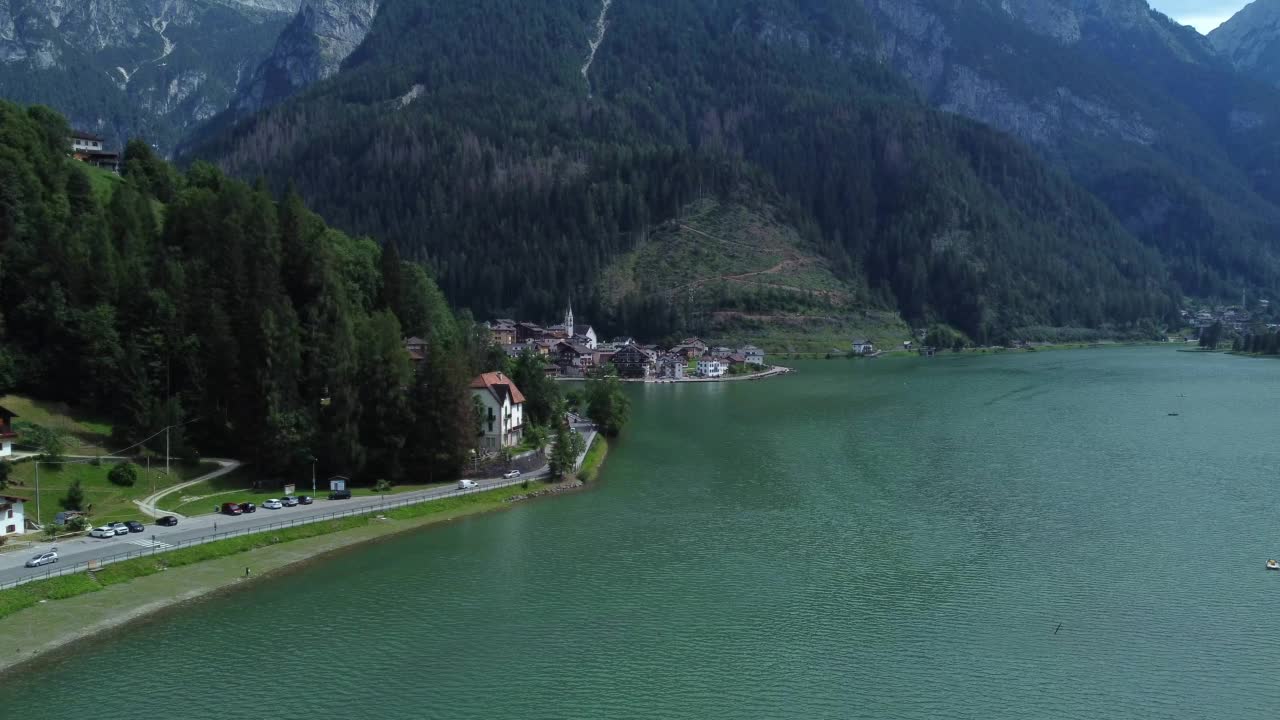 无人机拍摄的阿勒格湖，周围的建筑和意大利Dolomites郁郁葱葱的绿色自然视频素材