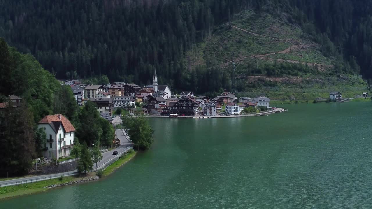 无人机拍摄的阿勒格湖，周围的建筑和意大利Dolomites郁郁葱葱的绿色自然视频素材