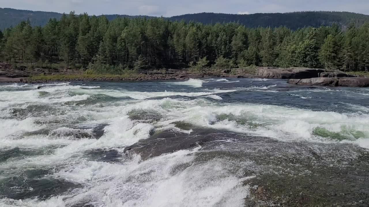 在一个阳光明媚的日子里，克里斯蒂安桑河的流水视频素材