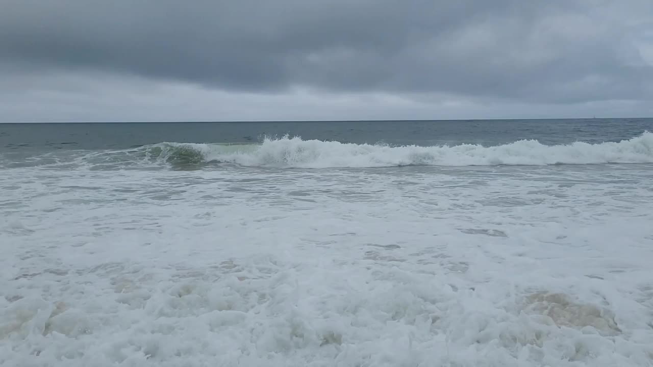 海浪翻滚飞溅视频素材