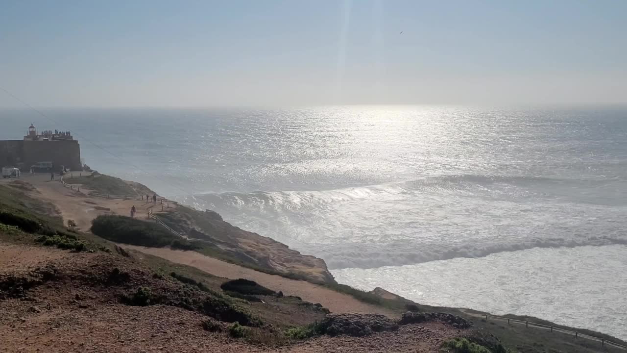 在一个阳光明媚的日子里，纳扎尔美丽的岩石海滩和飞溅的海浪视频素材