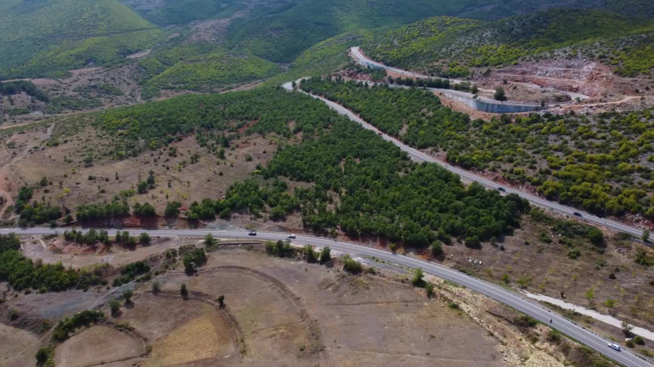 鸟瞰充满道路和树木的美丽风景视频素材