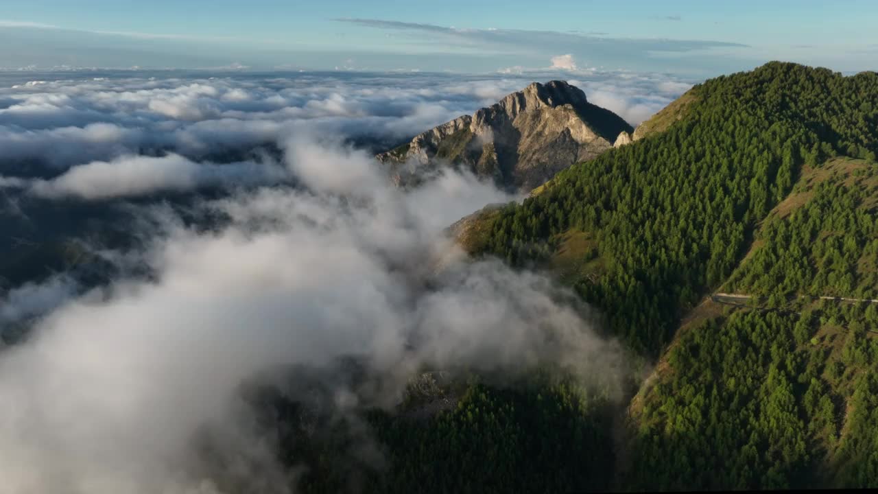 日出时被低空云层包围的山脉，意大利利古里亚视频素材