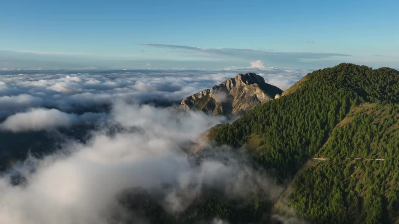 日出时被低空云层包围的山脉，意大利利古里亚视频素材