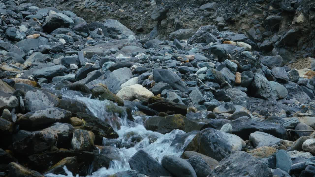 A水从岩石中流过视频素材