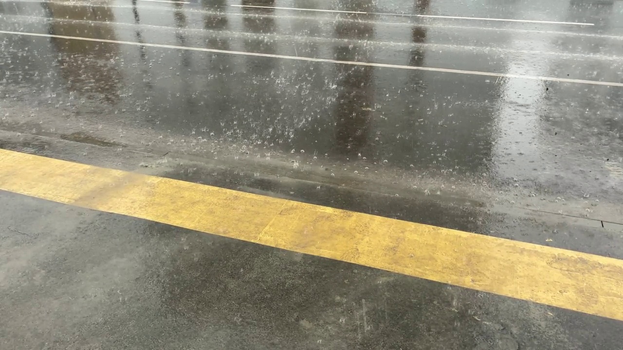 大雨落在柏油路上。洒在马路上。有选择性的重点视频素材