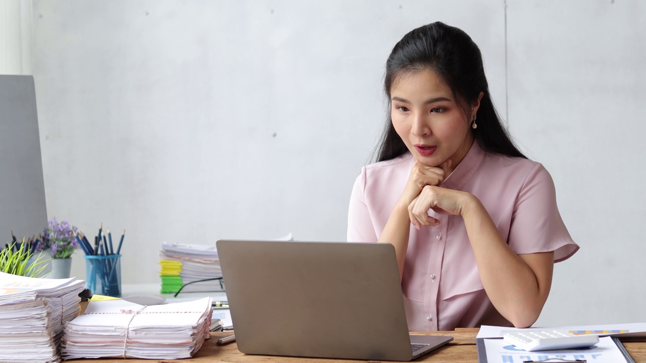 一位女士通过笔记本电脑网络研讨会与她的同事解释和讨论项目。视频素材