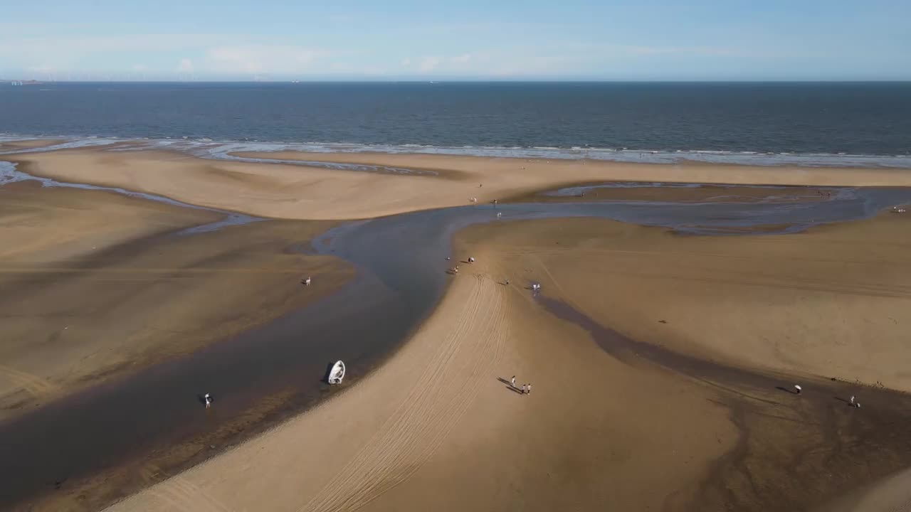 海岸线上有金色的海滩和蓝色的大海视频素材