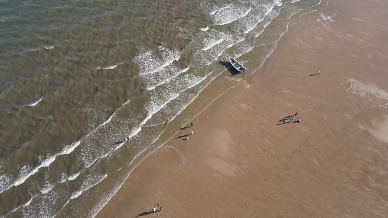 海滩、海浪和海岸线上的游客视频素材