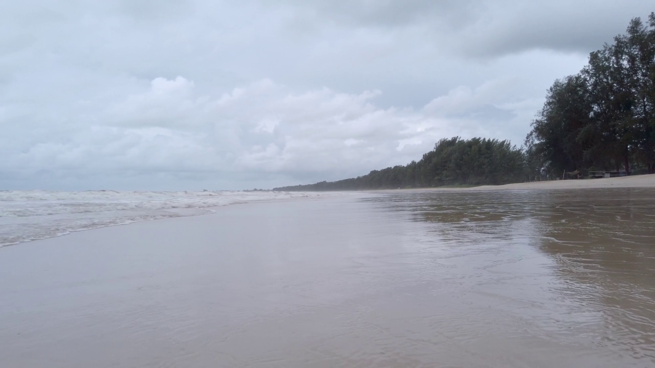 慢动作拍海岸白沙平滑的海滩与绿松石热带海水与一些波浪，热带自然夏季景观视频素材